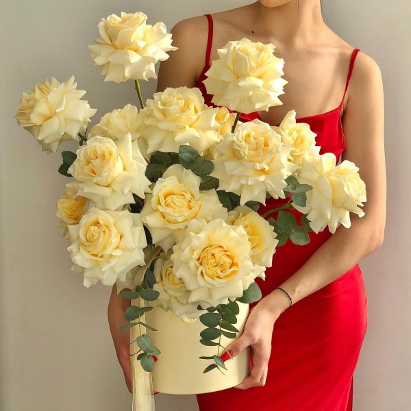 КОРОБКА ИЗ ФРАНЦУЗСКИХ ПИОНОВИДНЫХ РОЗ